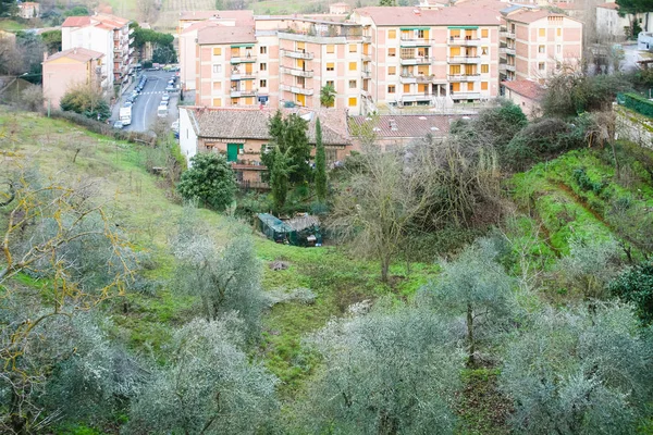 Vue sur les maisons modernes dans la ville de Sienne — Photo