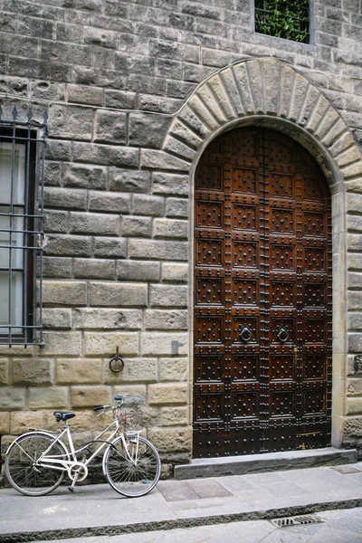フィレンツェの中世の家のドアの近くの自転車 — ストック写真