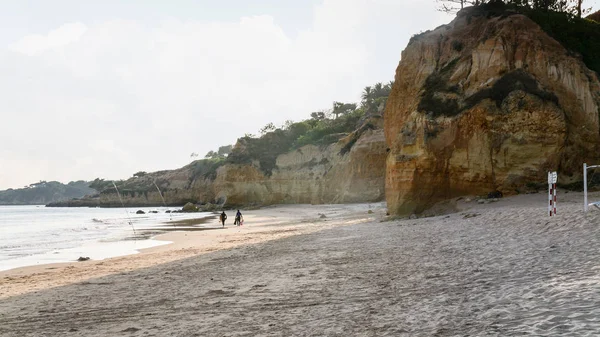 Rybáři na pláži Praia Falesia poblíž Albufeira — Stock fotografie