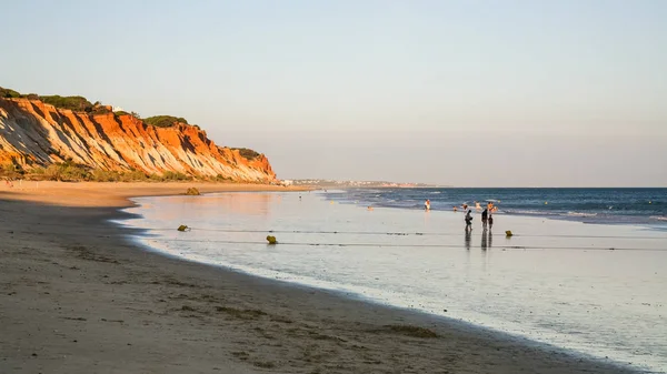 Praia Falesia Albufeira yakınındaki plajda insanlar yürümek — Stok fotoğraf