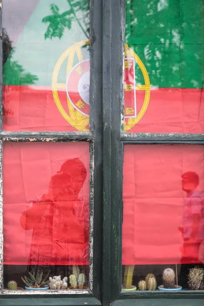 Bandeira de Portugal em janela na cidade de Faro — Fotografia de Stock