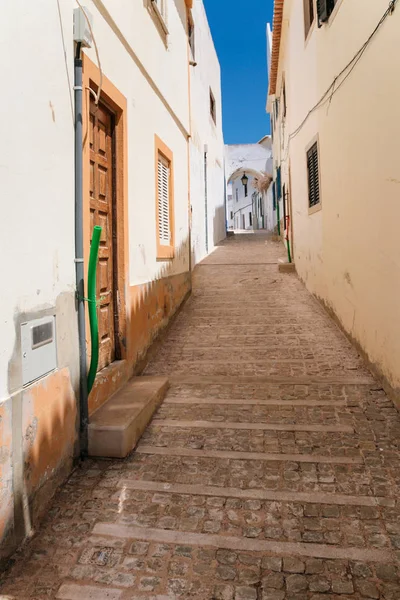 Smalle autovrije straat in de oude stad van Albufeira — Stockfoto