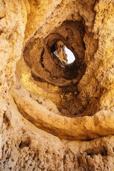 Gat in Geërodeerde zandsteen rotsen in de buurt van Albufeira — Stockfoto