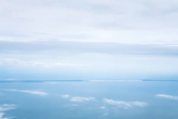 Horizont zwischen blauem bewölkten Himmel und Ägäis — Stockfoto