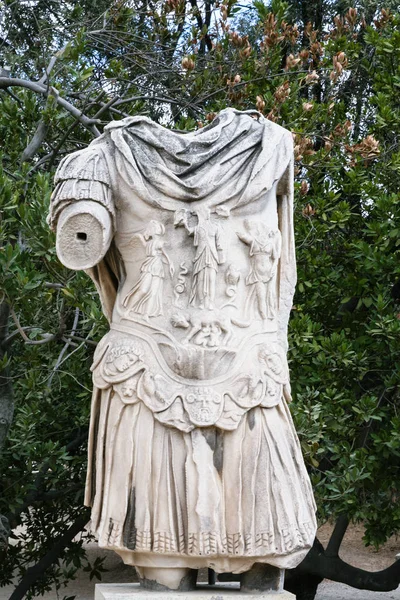 Ruin of ancient statue in urban park in Athens — Stock Photo, Image