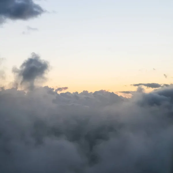 Cielo claro al atardecer sobre nubes grises lluviosas — Foto de Stock