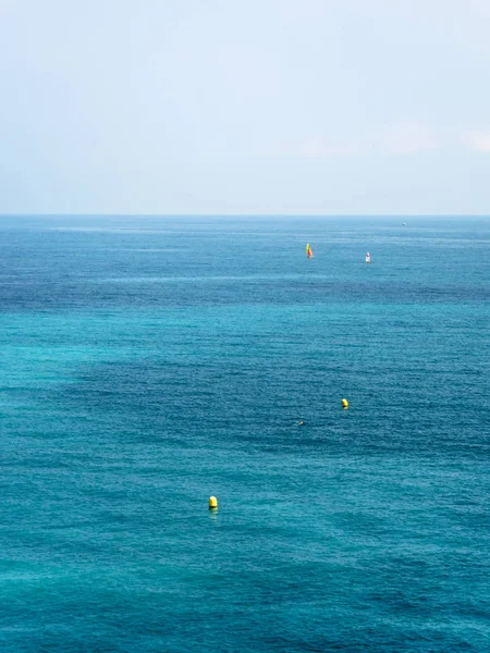 Niebieskie i zielone wody Morza Śródziemnego w mieście Nicea — Zdjęcie stockowe