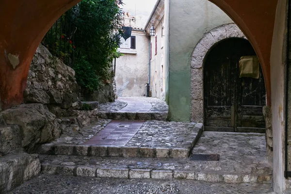 Passerelle sur la rue dans la ville médiévale Eze — Photo