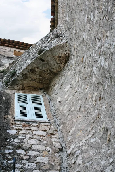 Fenster eines mittelalterlichen Hauses in der Stadt eingeschlagen — Stockfoto