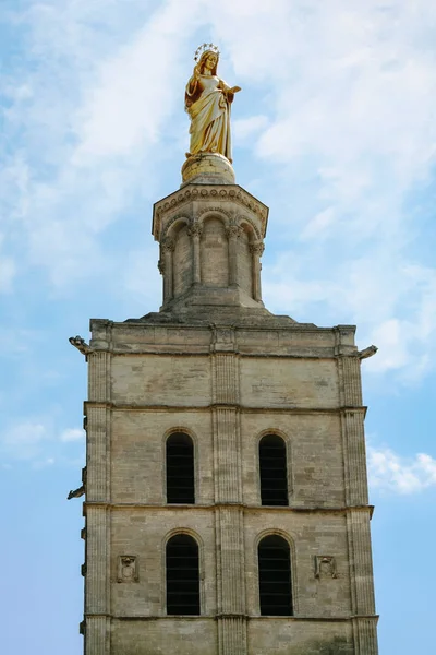 Gouden beeld bovenop de toren van de kathedraal in Avignon — Stockfoto