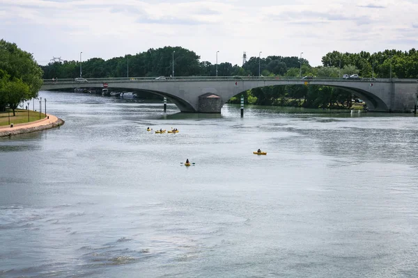 Rhone river with bridge and canoes in Avignon city — Stock Photo, Image