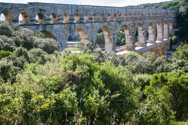 Pont du Gard through Gardon River in France — Stockfoto