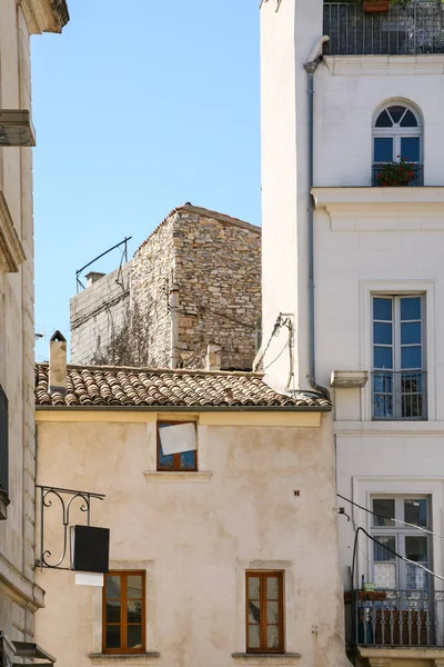 Maison urbaine médiévale à Nîmes ville — Photo