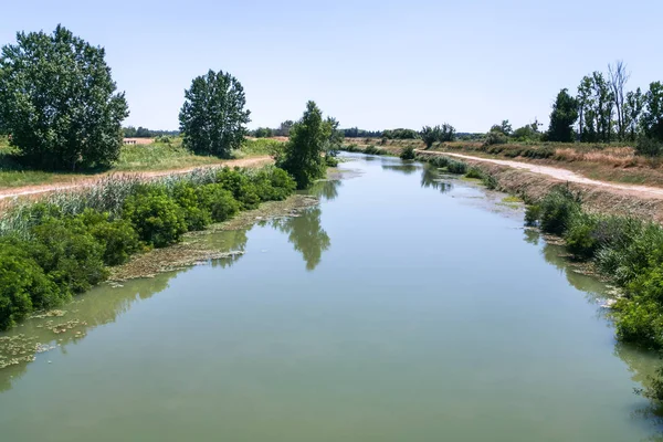 Malerischer Canal d 'arles a fos in Frankreich — Stockfoto