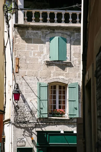 Fachada de antigua casa residencial en la ciudad de Arles — Foto de Stock