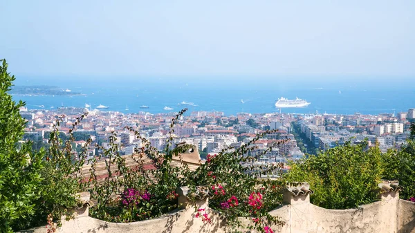 Jardín y vista de la ciudad de Cannes en el fondo — Foto de Stock