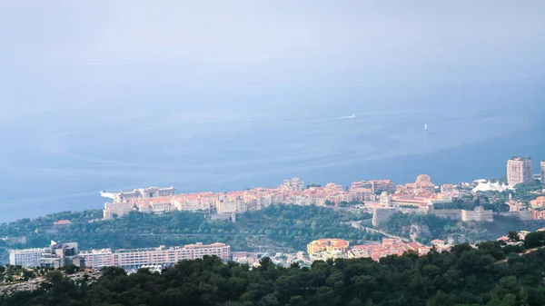 海岸的利古里亚海城镇视图上方 — 图库照片
