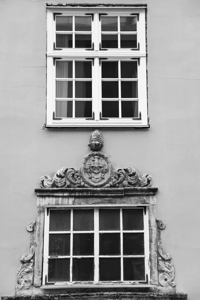 Ventanas ornamentales de casa medieva en la ciudad de Riga — Foto de Stock