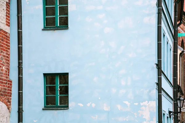 リガ市内の通りの古い家の青いファサード — ストック写真
