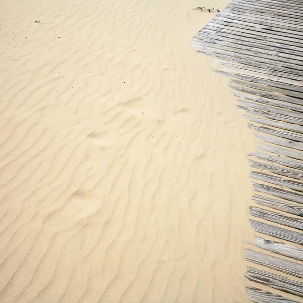 Piasek na plaży i drewniana ścieżka w kurorcie Jurmała — Zdjęcie stockowe