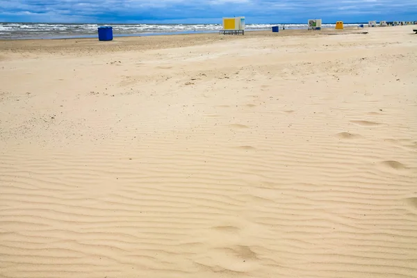 Praia de areia urbana no resort Jurmala cidade no outono — Fotografia de Stock