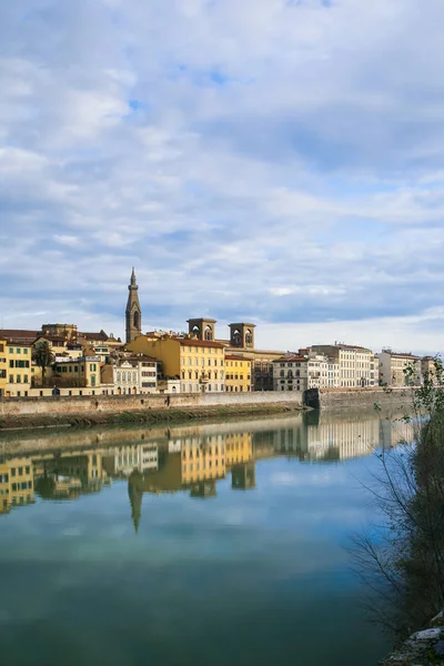 Arno River and houses on waterfront — Stock Photo, Image