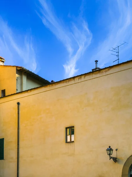 Casa urbana amarilla bajo cielo azul en Florencia —  Fotos de Stock