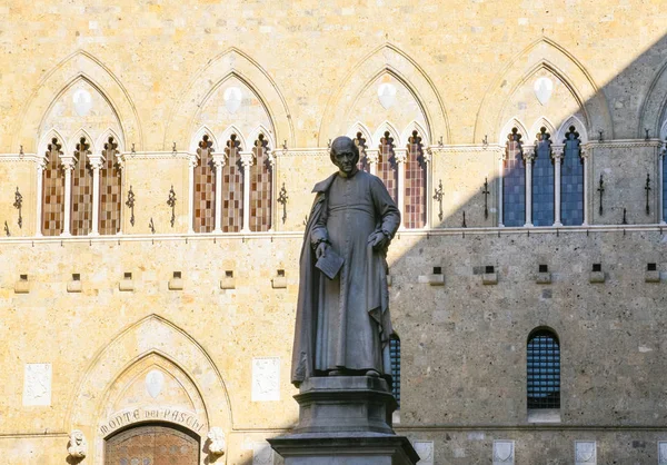 Statue von Sallustio Bandini auf der Piazza Salimbeni — Stockfoto