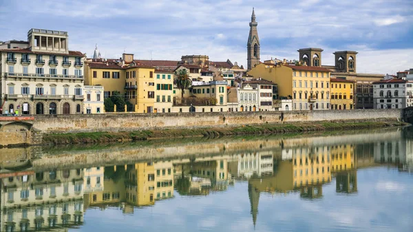 Arno River and houses on Lungarno delle grazie — Stock Photo, Image