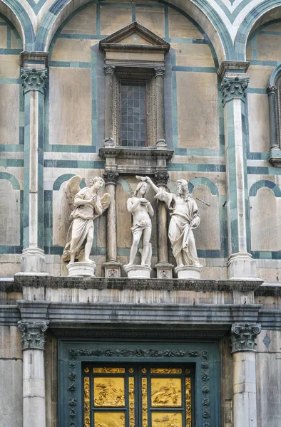 Статуи над дверьми Баптистерия во Флоренции — стоковое фото