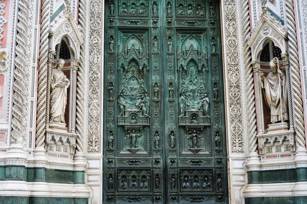 Закрытые двери Santa Maria del Fiore во Флоренции — стоковое фото