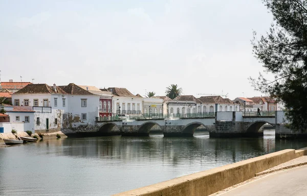 Puente medieval sobre el río Gilao en la ciudad de Tavira — Foto de Stock