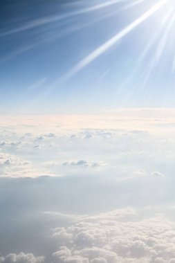 beyaz bulutlar dağ üzerinde mavi gökyüzü güneş