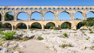 Antik Roma su kemeri Pont du Gard görünümünü