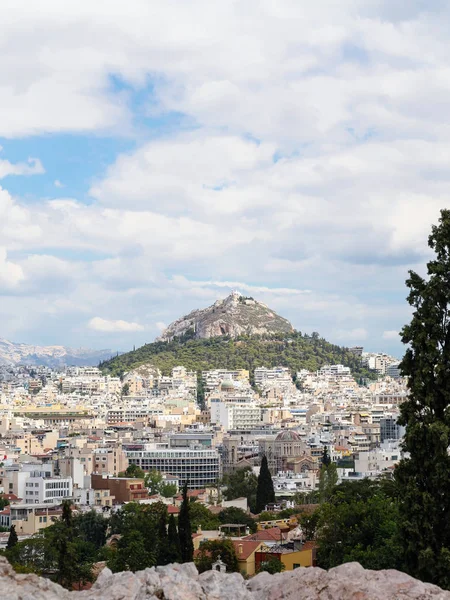 Uitzicht over Athene stad en Mount Lycabettus — Stockfoto