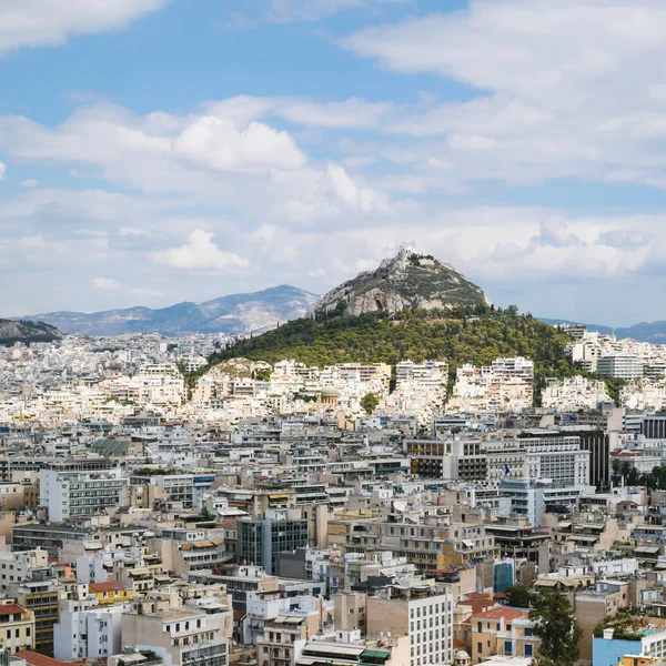 Vista acima da cidade de Atenas com o monte Lycabettus — Fotografia de Stock