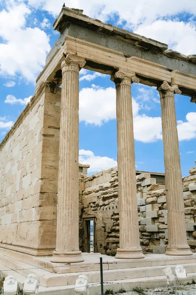 Sloupce z aténské Akropole Propylaea — Stock fotografie