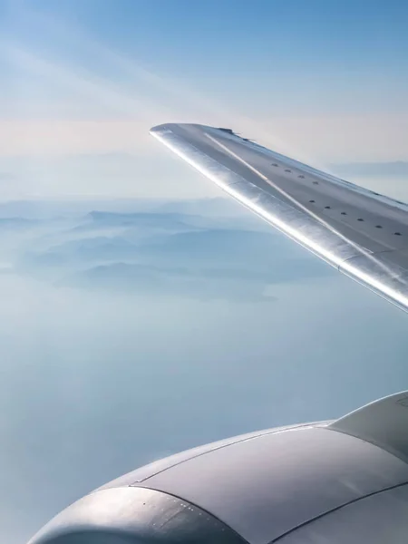 Крыло самолета и вид на горы и море — стоковое фото