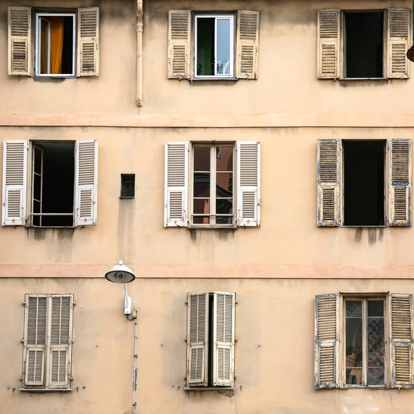 Facade of residential house in Nice city — Stock Photo, Image