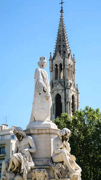 Staty av Pradier fontän i Nimes city — Stockfoto