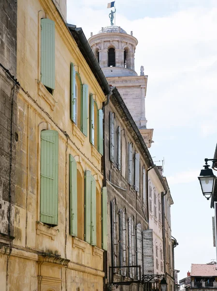 Residential houses on Rue de la Calade in Arles — Stock Photo, Image
