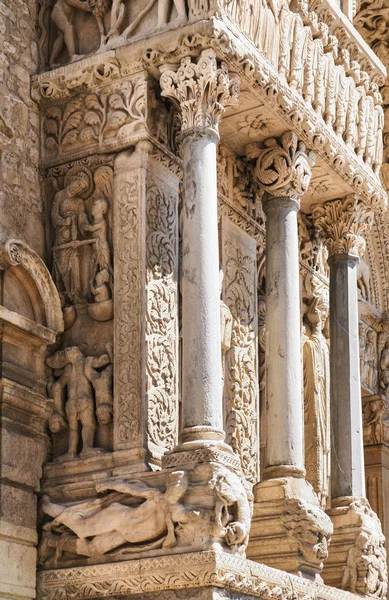 Columns of ancient Church of St. Trophime in Arles — Stock Photo, Image