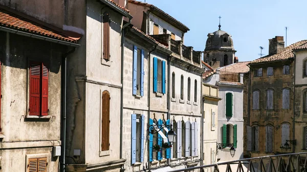 Facades of old apartment houses in Arles city — Stock Photo, Image