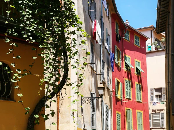 Malownicze domy miejskie w Starówki w Nicei — Zdjęcie stockowe