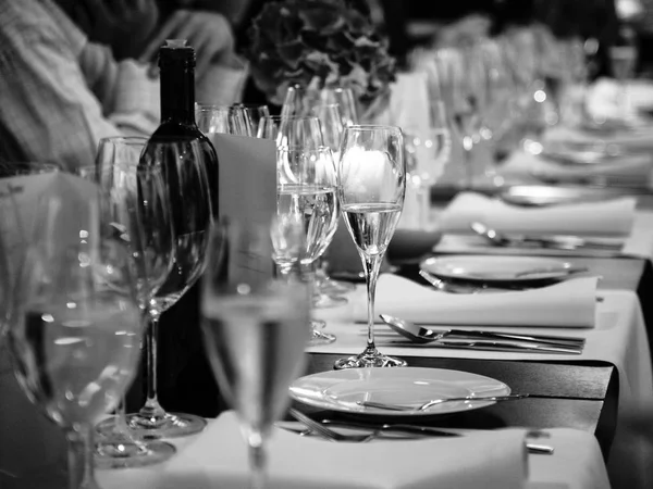 Mesa servida al comienzo del banquete — Foto de Stock
