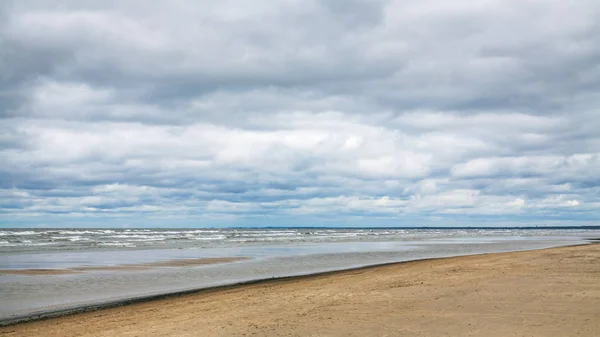 Lage grijze wolken over strand van de Oostzee in de herfst — Stockfoto