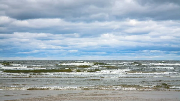 Lage grijze wolken boven water van de Oostzee — Stockfoto