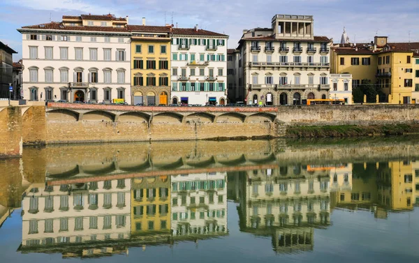 Mehrfamilienhäuser am Wasser in Florenz — Stockfoto