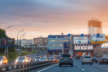 Araba trafiği üzerinde üçüncü çevre yolu yaz Sunrise