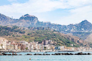waterfront Giardini Naxos yakınındaki plajda insanlar
